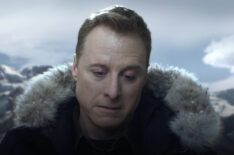 Alan Tudyk as Harry in Resident Alien