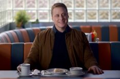 Alan Tudyk as Harry Vanderspeigle at a diner in Resident Alien - Season 2