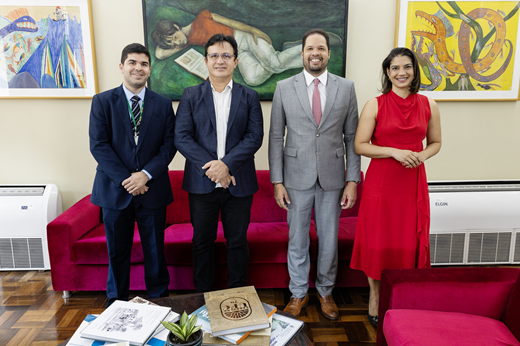 Imagem: Da esq. para a dir.: Pedro Bruno Trigueiro (diretor-geral do TRE-CE), Prof. Custódio Almeida (reitor da UFC), Tiago Dias (juiz auxiliar do TRE-CE) e Denise Pontes (secretária da Presidência do TRE-CE). 