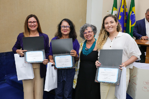 Imagem: quatro mulheres seguram certificados