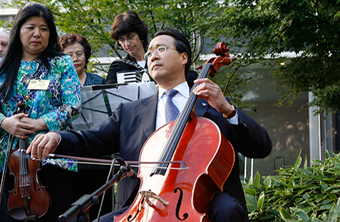 Yo-Yo Ma performs for the observance of the International Day of Peace at United Nations Headquarters in New York. UN Photo/Marco Castro