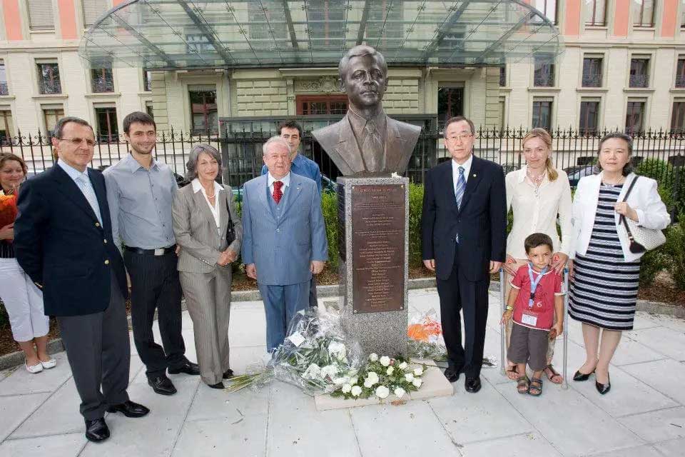 Group photo with Ban Ki-Moon and others next to a statue