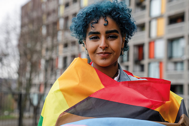 photo d'une femme avec un foulard arc-en-ciel autour du cou