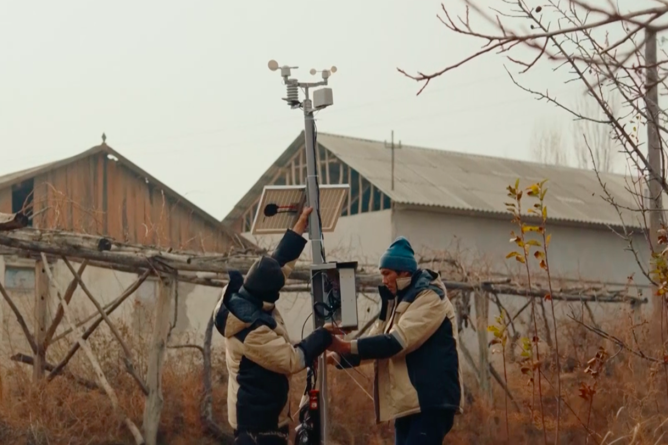 Workers installing a solar power tower