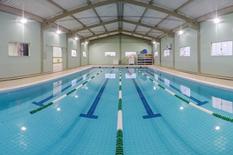 Piscina para práticas pedagógicas do campus II - piscina coberta e aquecida para o desenvolvimento de aulas relacionadas à natação e demais atividades aquáticas, como hidroginástica, polo aquático e testes de avaliação física. O local conta com vestiários feminino, masculino e para pessoas com necessidades especiais