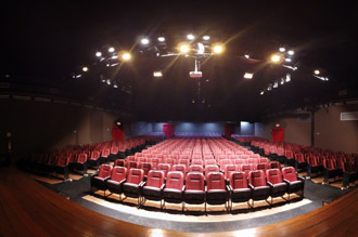 A reforma do Teatro Cesar Cava ficou um espetáculo! O espaço conta com 462 poltronas de corino, sendo sete lugares plus size e duas vagas para acessibilidade. No projeto, foram incluídos equipamentos de som e de luz tecnológicos e sofisticados, confirmando, assim, o status de um dos melhores do oeste paulista