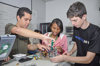 Faculdade de Informática em aula de robótica