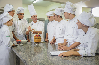 Atividade de confeitaria em laboratório da Gastronomia