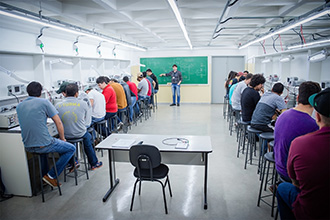 Laboratório de Instrumentação e Eletroeletrônica: dispõe de diversos equipamentos de última geração para projeto, simulação e desenvolvimento de circuitos e sistemas eletrônicos, analógicos e digitais. Possui um centro completo de prototipagem, com equipamentos para fabricação de placa de circuito impresso e gabinetes em ABS através de impressão 3D