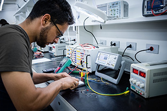 Laboratório de Instrumentação e Eletroeletrônica: dispõe de diversos equipamentos de última geração para projeto, simulação e desenvolvimento de circuitos e sistemas eletrônicos, analógicos e digitais. Possui um centro completo de prototipagem, com equipamentos para fabricação de placa de circuito impresso e gabinetes em ABS através de impressão 3D