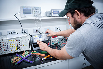 Laboratório de Instrumentação e Eletroeletrônica: dispõe de diversos equipamentos de última geração para projeto, simulação e desenvolvimento de circuitos e sistemas eletrônicos, analógicos e digitais. Possui um centro completo de prototipagem, com equipamentos para fabricação de placa de circuito impresso e gabinetes em ABS através de impressão 3D