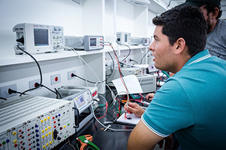 Laboratório de Instrumentação e Eletroeletrônica: dispõe de diversos equipamentos de última geração para projeto, simulação e desenvolvimento de circuitos e sistemas eletrônicos, analógicos e digitais. Possui um centro completo de prototipagem, com equipamentos para fabricação de placa de circuito impresso e gabinetes em ABS através de impressão 3D