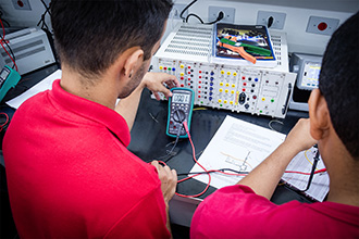 Laboratório de Instrumentação e Eletroeletrônica: dispõe de diversos equipamentos de última geração para projeto, simulação e desenvolvimento de circuitos e sistemas eletrônicos, analógicos e digitais. Possui um centro completo de prototipagem, com equipamentos para fabricação de placa de circuito impresso e gabinetes em ABS através de impressão 3D