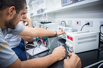 Laboratório de Telecomunicações: possui infraestrutura necessária para simulação e teste de conceitos abordados em telecomunicações, bem como equipamentos para pesquisa e desenvolvimento nas áreas de eletrônica e telecomunicações