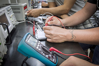 Laboratório de Telecomunicações: possui infraestrutura necessária para simulação e teste de conceitos abordados em telecomunicações, bem como equipamentos para pesquisa e desenvolvimento nas áreas de eletrônica e telecomunicações