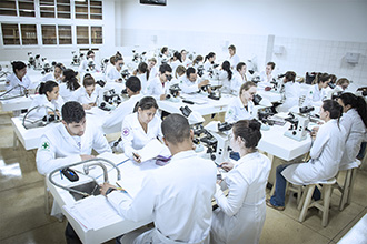 Laboratório de Parasitologia: capacita os estudantes no manuseio das principais técnicas para identificação dos patógenos causadores de doenças no homem, bem como o controle dos seus agentes e vetores