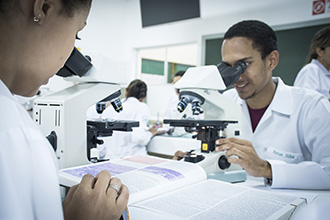 Laboratório de Parasitologia: capacita os estudantes no manuseio das principais técnicas para identificação dos patógenos causadores de doenças no homem, bem como o controle dos seus agentes e vetores