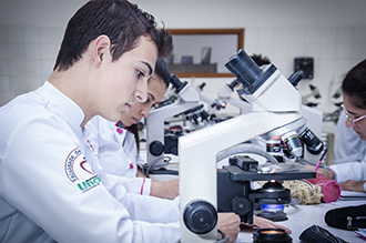 Laboratório de Biologia Celular e Molecular: visa o estudo da vida, desde o seu surgimento, composição e constituição, até a sua história evolutiva, aspectos comportamentais, relação com outros organismos e com o ambiente