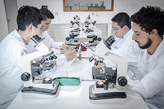 Laboratório de Biologia Celular e Molecular: visa o estudo da vida, desde o seu surgimento, composição e constituição, até a sua história evolutiva, aspectos comportamentais, relação com outros organismos e com o ambiente