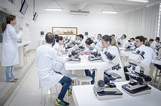 Laboratório de Biologia Celular e Molecular: visa o estudo da vida, desde o seu surgimento, composição e constituição, até a sua história evolutiva, aspectos comportamentais, relação com outros organismos e com o ambiente