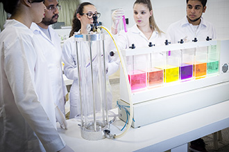 Laboratório de Bioquímica: permite o desenvolvimento de habilidades de estudo nas reações análises bioquímicas