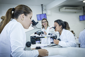 O Laboratório de Botânica direciona os estudos da fisiologia, morfologia, ecologia, evolução, anatomia, classificação, doenças, distribuição, dentre outros aspectos das plantas