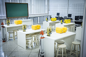 Laboratório de Estruturas, Topografia e Geoprocessamento: possibilita estudos geológicos, pesquisa mineral, projetos de obras civis, cadastramento rural e urbano, inventários florestais e rurais, regularização fundiária, reconstituição de loteamento