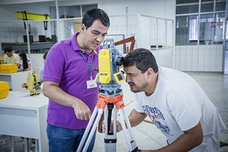 Laboratório de Estruturas, Topografia e Geoprocessamento: possibilita estudos geológicos, pesquisa mineral, projetos de obras civis, cadastramento rural e urbano, inventários florestais e rurais, regularização fundiária, reconstituição de loteamento