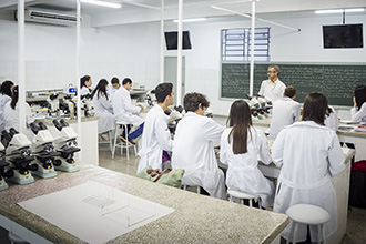 O laboratório de Fitopatologia e Microbiologia destina-se a atividades de pesquisa na diagnose de doenças, estudos de interação planta-patógeno e manejo integrado de doenças