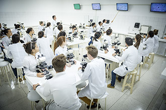 Laboratório de Genética: permite o estudo da constituição citológica de órgãos e sistemas e os aspectos envolvidos nas estruturas celulares, os genes e os mecanismos que garantem a hereditariedade