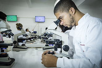 Laboratório de Genética: permite o estudo da constituição citológica de órgãos e sistemas e os aspectos envolvidos nas estruturas celulares, os genes e os mecanismos que garantem a hereditariedade