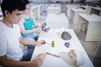 Laboratório de Mecânica do Solo e Geotecnia proporciona aos acadêmicos estudos de ensaios nas áreas de mecânica dos solos, mecânica das rochas, geologia de engenharia, monitoramento e instrumentação geotécnica, solos não saturados e geotecnia ambiental