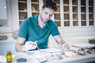 Laboratório de Mecânica do Solo e Geotecnia proporciona aos acadêmicos estudos de ensaios nas áreas de mecânica dos solos, mecânica das rochas, geologia de engenharia, monitoramento e instrumentação geotécnica, solos não saturados e geotecnia ambiental