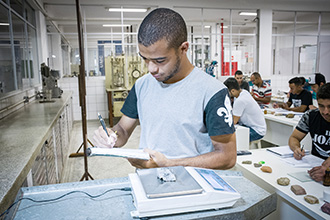 Laboratório de Mecânica do Solo e Geotecnia proporciona aos acadêmicos estudos de ensaios nas áreas de mecânica dos solos, mecânica das rochas, geologia de engenharia, monitoramento e instrumentação geotécnica, solos não saturados e geotecnia ambiental