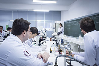 Laboratório de Microbiologia: se constitui no cenário das práticas de habilidades na área de bacteriologia, micologia, virologia 