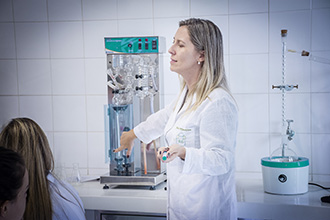 Laboratório de Nutrição Animal: são realizadas análises bromatológicas em amostras diversas de alimentos (rações e ingredientes em geral) empregados em nutrição animal e de excretas, objetivando estudos de digestibilidade