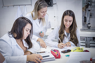 Laboratório de Nutrição Animal: são realizadas análises bromatológicas em amostras diversas de alimentos (rações e ingredientes em geral) empregados em nutrição animal e de excretas, objetivando estudos de digestibilidade