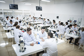 Laboratório de Patologia: tem por objetivo a execução do processo macroscópico de peças de biópsias pré-selecionas e estudos microscópio de lâminas de processos patológico