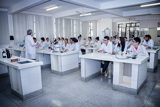 Laboratório de Química 1, 2 e 3: destina-se ao estudo de análises e reações químicas e conta com equipamentos, instrumentos e condições adequadas para oferecer segurança 