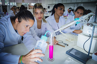 Laboratório de Química 1, 2 e 3: destina-se ao estudo de análises e reações químicas e conta com equipamentos, instrumentos e condições adequadas para oferecer segurança 