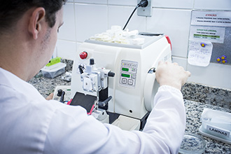 Laboratório de Técnicas Histopatológicas e Embriológicas: possibilita que os acadêmicos identifiquem a constituição histológica, embriológica e patológica de órgãos e sistemas e os aspectos envolvidos nas estruturas e características celulares 