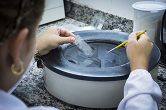 Laboratório de Técnicas Histopatológicas e Embriológicas: possibilita que os acadêmicos identifiquem a constituição histológica, embriológica e patológica de órgãos e sistemas e os aspectos envolvidos nas estruturas e características celulares 