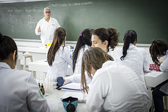 Laboratórios de Bioquímica 01 e 02: permite o desenvolvimento de habilidades de estudo nas reações químicas de processos biológicos que ocorrem nos organismos vivos