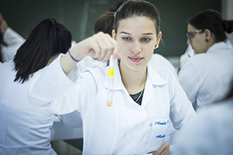 Laboratórios de Bioquímica 01 e 02: permite o desenvolvimento de habilidades de estudo nas reações químicas de processos biológicos que ocorrem nos organismos vivos