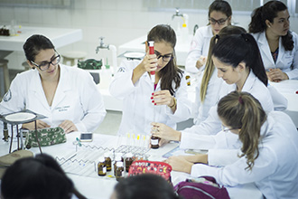 Laboratórios de Bioquímica 01 e 02: permite o desenvolvimento de habilidades de estudo nas reações químicas de processos biológicos que ocorrem nos organismos vivos