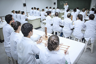 Laboratório de Fisiologia/Biofísica: amplia o conhecimento dos processos fisiológicos humanos, bem como sua relação e impacto nos diferentes órgãos e tecidos, além das atividades práticas que visam o estudo das biomoléculas constituintes do organismo, bem como os aspectos regulatórios relacionando sua importância com o estudo das doenças