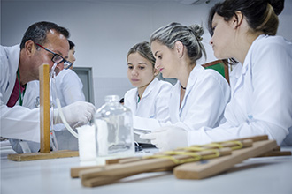 Laboratório de Fisiologia/Biofísica: amplia o conhecimento dos processos fisiológicos humanos, bem como sua relação e impacto nos diferentes órgãos e tecidos, além das atividades práticas que visam o estudo das biomoléculas constituintes do organismo, bem como os aspectos regulatórios relacionando sua importância com o estudo das doenças