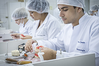 O Laboratório de Habilidades Odontológicas conta com equipamentos tecnologicamente avançados que permitem o desenvolvimento e integração de habilidades técnicas, cognitivas e comportamentais