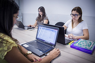 Laboratório de Pesquisas Odontológicas: visa estudar as propriedades dos biomateriais odontológicos. O espaço possui excelente infraestrutura, dando suporte a diversas investigações científicas