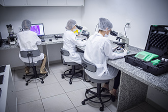 Laboratório de Pesquisas Odontológicas: visa estudar as propriedades dos biomateriais odontológicos. O espaço possui excelente infraestrutura, dando suporte a diversas investigações científicas